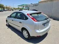 Usado Ford Focus Trend 90 CV (66 kW) 2006 Gris / plata Berlina