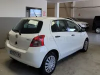 Usado Toyota Yaris Sol 87 CV (63 kW) 2007 Blanco Utilitario
