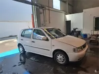 Usado VW Polo 60 CV (44 kW) 1998 Blanco Berlina