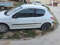 Usado Peugeot 206 70 CV (51 kW) 2002 Blanco Berlina