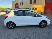 Usado Toyota Yaris Hybrid Active 100 CV (73 kW) 2015 Blanco Berlina