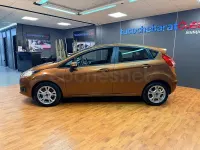 Usado Ford Fiesta 95 CV (69 kW) 2013 Naranja Berlina