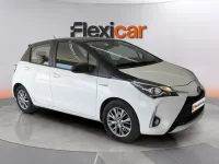 Usado Toyota Yaris Hybrid Active 100 CV (73 kW) 2019 Blanco Berlina