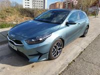 Usado Kia Ceed 120 CV (88 kW) 2023 Gris / plata Utilitario