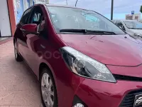 Usado Toyota Yaris Hybrid Advance 100 CV (73 kW) 2012 Granate Berlina