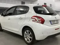 Usado Peugeot 208 Allure 82 CV (60 kW) 2015 Blanco Utilitario