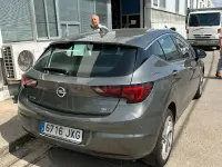 Usado Opel Astra Excellence 110 CV (80 kW) 2017 Gris / plata Berlina