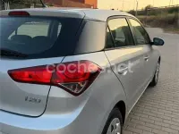 Usado Hyundai i20 84 CV (61 kW) 2016 Gris / plata Berlina