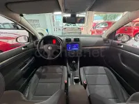 Usado VW Golf IV Highline 105 CV (77 kW) 2006 Gris / plata Berlina