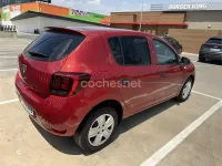 Usado Dacia Sandero Ambiance 73 CV (53 kW) 2017 Rojo Berlina
