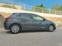 Usado Hyundai i30 90 CV (66 kW) 2016 Gris / plata Berlina