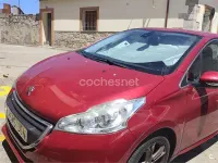 Usado Peugeot 208 Allure 92 CV (67 kW) 2015 Rojo Utilitario