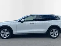 Begagnad Volvo V60 CC Pro 197 HK (144 kW) 2022 Vit Kombi