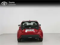 Usado Toyota Yaris Hybrid Active 116 CV (85 kW) 2022 Rojo Monovolumen