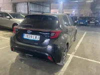 Usado Toyota Yaris Hybrid Style 116 CV (85 kW) 2022 Negro Berlina