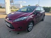 Usado Ford Fiesta Trend 70 CV (51 kW) 2010 Granate Berlina