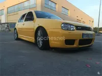 Usado VW Golf IV R 241 CV (177 kW) 2003 Amarillo Berlina