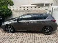 Usado Toyota Auris Hybrid Edition 136 CV (100 kW) 2018 Gris / plata Berlina
