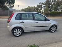 Usado Ford Fiesta Trend 68 CV (50 kW) 2003 Gris / plata Utilitario