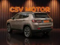 Usado Jeep Compass Trailhawk 240 CV (176 kW) 2023 Gris / plata SUV