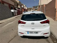 Usado Hyundai i20 84 CV (61 kW) 2018 Blanco Berlina