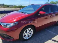 Usado Toyota Auris Hybrid Active 136 CV (100 kW) 2017 Rojo Familiar