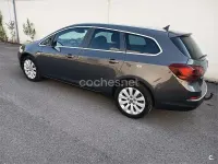 Usado Opel Astra Excellence 136 CV (100 kW) 2014 Negro Familiar