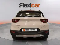 Usado Kia Stonic 84 CV (61 kW) 2022 Blanco SUV