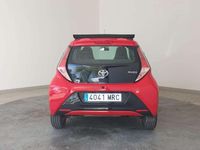 Usado Toyota Aygo X-play 69 CV (50 kW) 2015 Rojo Utilitario