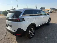 Usado Peugeot 5008 Allure 130 CV (95 kW) 2022 Blanco SUV