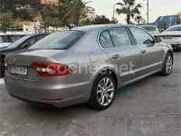 Usado Skoda Superb Elegance 140 CV (102 kW) 2014 Gris / plata Berlina