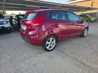 Usado Ford Fiesta Trend 70 CV (51 kW) 2010 Granate Berlina