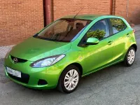 Usado Mazda 2 Active 68 CV (50 kW) 2009 Verde Utilitario