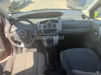 Usado Renault Scénic II 105 CV (77 kW) 2008 Rojo Monovolumen