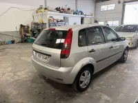 Usado Ford Fiesta Ambiente 68 CV (50 kW) 2005 Plateado Utilitario