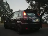 Usado Ford Fiesta 100 CV (73 kW) 2005 Negro Utilitario