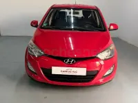 Usado Hyundai i20 85 CV (62 kW) 2013 Granate Utilitario