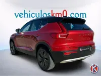 Käytetty Volvo XC40 Core 211 HP (155 kW) 2023 Punainen Katumaasturi