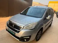 Usado Peugeot Partner Tepee Active 100 CV (73 kW) 2016 Gris / plata Monovolumen