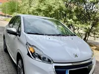 Usado Peugeot 208 Allure 82 CV (60 kW) 2017 Blanco Utilitario