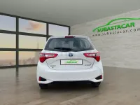 Usado Toyota Yaris Hybrid Active 100 CV (73 kW) 2019 Blanco Berlina