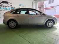 Usado Ford Focus Trend 109 CV (80 kW) 2011 Gris / plata Berlina