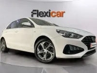 Usado Hyundai i30 120 CV (88 kW) 2021 Blanco Berlina