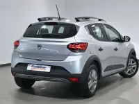 Usado Dacia Sandero Comfort 90 CV (66 kW) 2021 Gris Utilitario