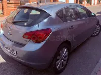Usado Opel Astra Excellence 130 CV (95 kW) 2012 Gris / plata Berlina