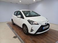 Używany Toyota Yaris Active 111 KM (81 kW) 2019 Biały Sedan/Limuzyna