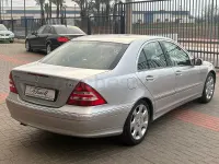 Usado Mercedes C220 Elegance 150 CV (110 kW) 2004 Gris / plata Berlina