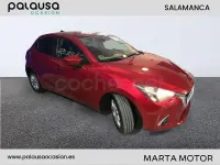 Usado Mazda 2 90 CV (66 kW) 2017 Granate Berlina