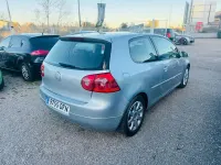 Usado VW Golf IV Highline 105 CV (77 kW) 2005 Gris / plata Berlina