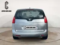 Usado Peugeot 5008 Active 112 CV (82 kW) 2012 Gris / plata Monovolumen